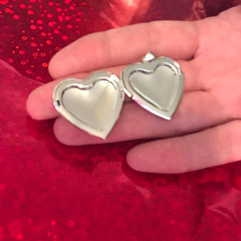 Large 925 Sterling Silver Heart Picture Locket. - Picture 6 of 6